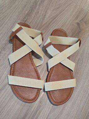 Women’s Cross-Strap Sandals in Cream and Brown